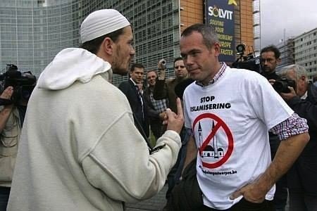 Мэр Квебека отказывается убрать свинину из меню школьных столовых
