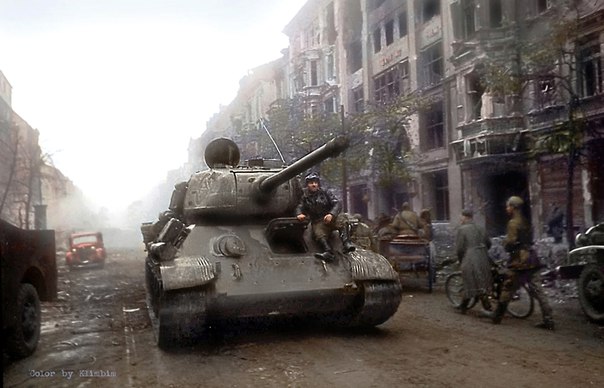 Т-34-85 на улицах Берлина
