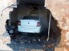 В Оренбургской области водитель Лады въехал в комнату старушки В Оренбургской области водитель Лады въехал в комнату старушки