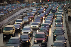 На Профсоюзной улице в Москве, после падения столбов убрали троллейбусы. На Профсоюзной улице в Москве, после падения столбов убрали троллейбусы.