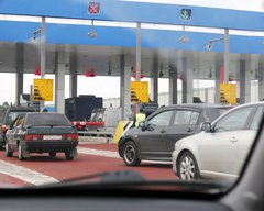 Медведев предложил увеличить сумму за проезд по платным трассам Медведев предложил увеличить сумму за проезд по платным трассам