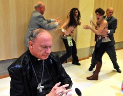 FEMEN организовали акцию против гомофобии, облив архиепископа Бельгии водой FEMEN организовали акцию против гомофобии, облив архиепископа Бельгии водой