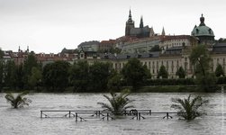 Прага уходит под воду со скоростью 20 см в час Прага уходит под воду со скоростью 20 см в час