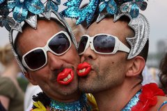 Однополые семьи не смогут усыновить российских детей Однополые семьи не смогут усыновить российских детей