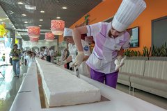Новосибирские кулинары испекли 90-метровый торт Новосибирские кулинары испекли 90-метровый торт