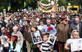 8 тысяч участников бессмертного полка против 100 человек неонацистов 8 тысяч участников бессмертного полка против 100 человек неонацистов